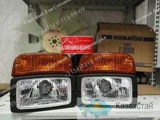 Фары задние Komatsu WB97 г. Екатеринбург, ул. Основинская 7.
