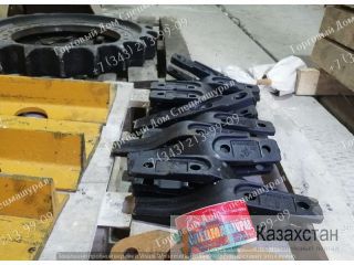 Зуб ковша центральный Komatsu WB97 г. Екатеринбург, ул. Основинская 7.