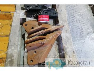 Зуб ковша боковой Komatsu WB97 г. Екатеринбург, ул. Основинская 7.